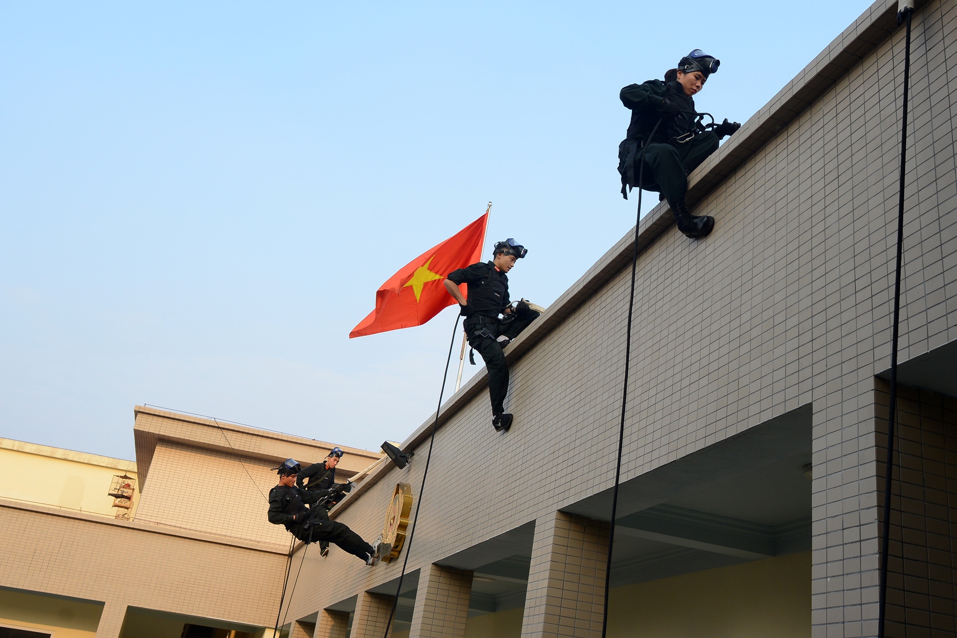 Nhung bong hong canh sat dac nhiem anh 10