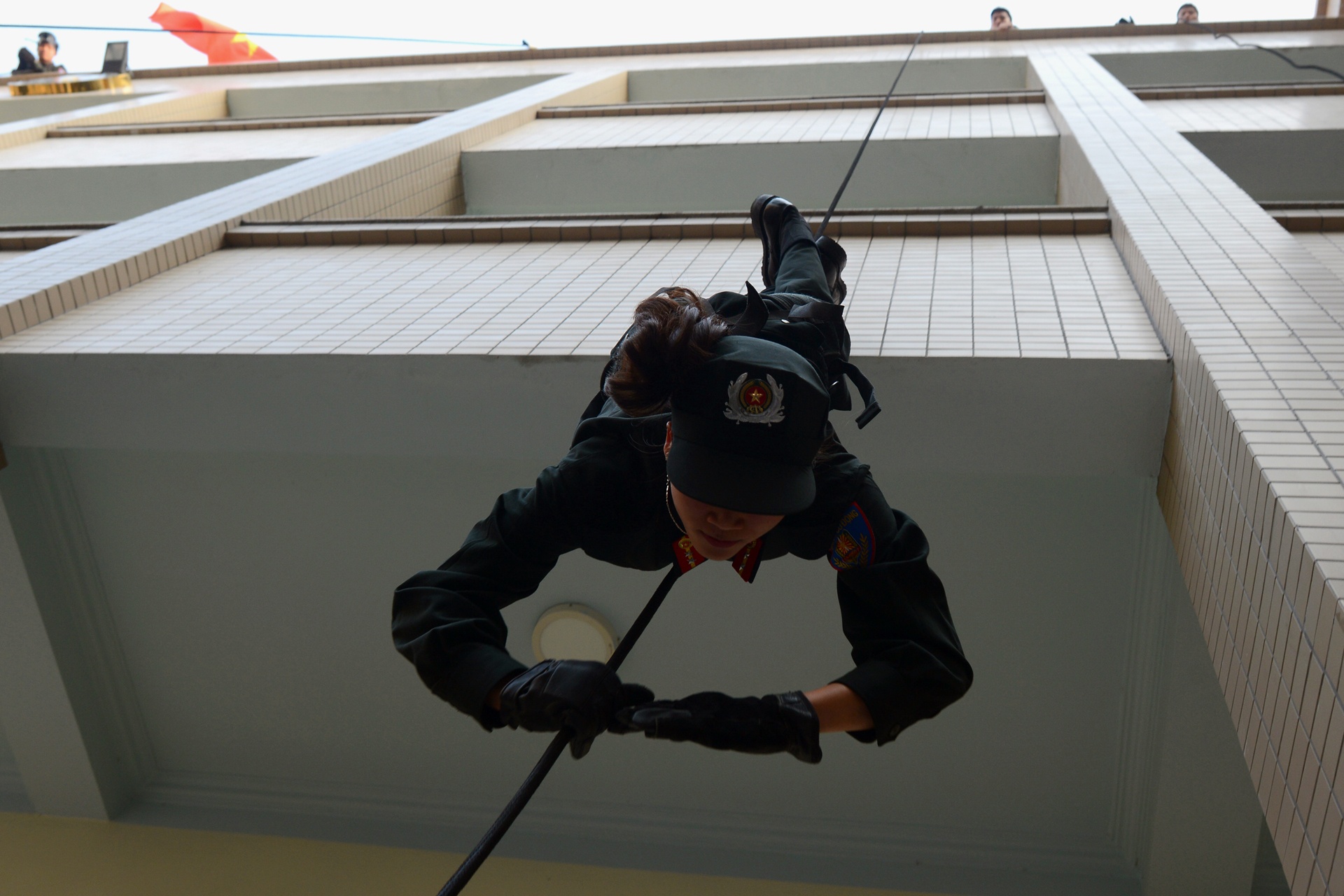 Nhung bong hong canh sat dac nhiem anh 11