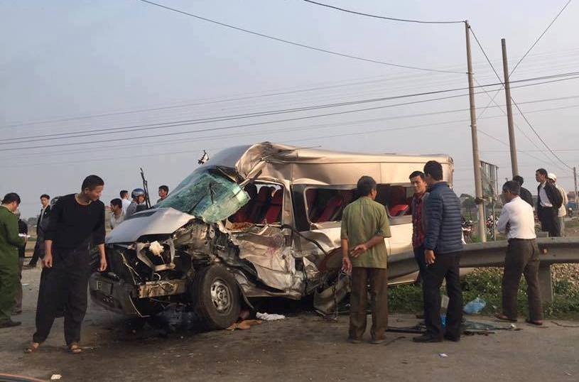 Tàu hỏa tông ôtô 16 chỗ nhiều người thương vong ảnh 1 Tau hoa tong oto 16 cho nhieu nguoi thuong vong anh 1