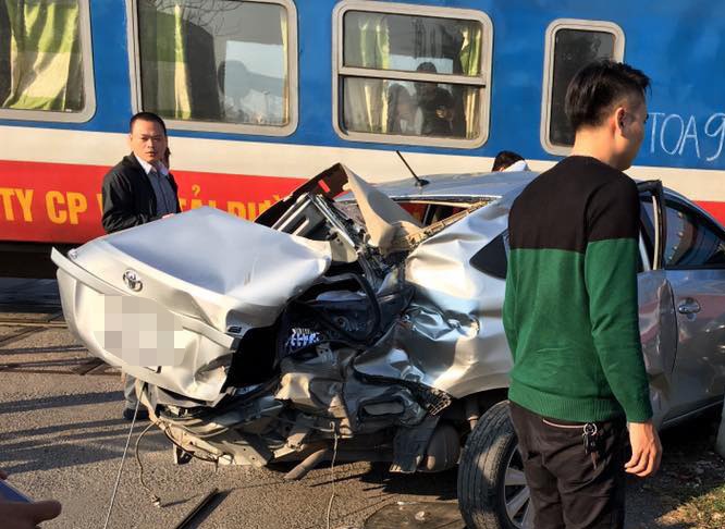 30 phut xay ra 2 vu tai nan duong sat nghiem trong hinh anh