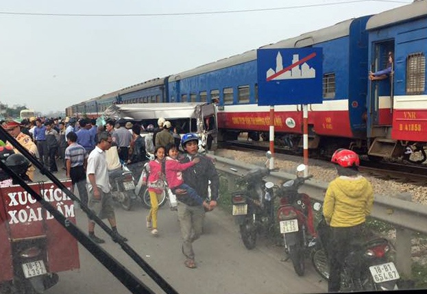 Tàu hỏa tông ôtô 16 chỗ nhiều người thương vong ảnh 2 Tau hoa tong oto 16 cho nhieu nguoi thuong vong anh 2