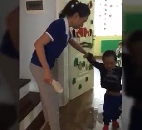 Cô giáo dùng dép đánh đầu trẻ ảnh 1 Co giao dung dep danh dau tre anh 1