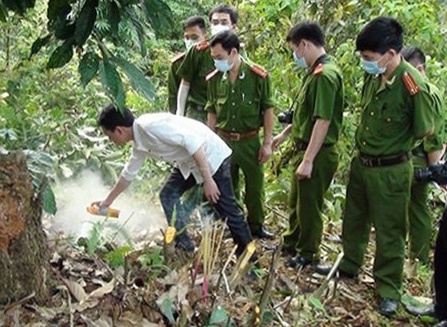 Canh sat dieu tra vu nam thanh nien tu vong duoi chan doi hinh anh