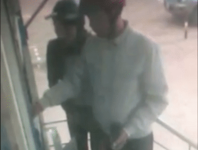 Camera ghi hinh doi nam nu rut tien tu the ATM bo quen hinh anh
