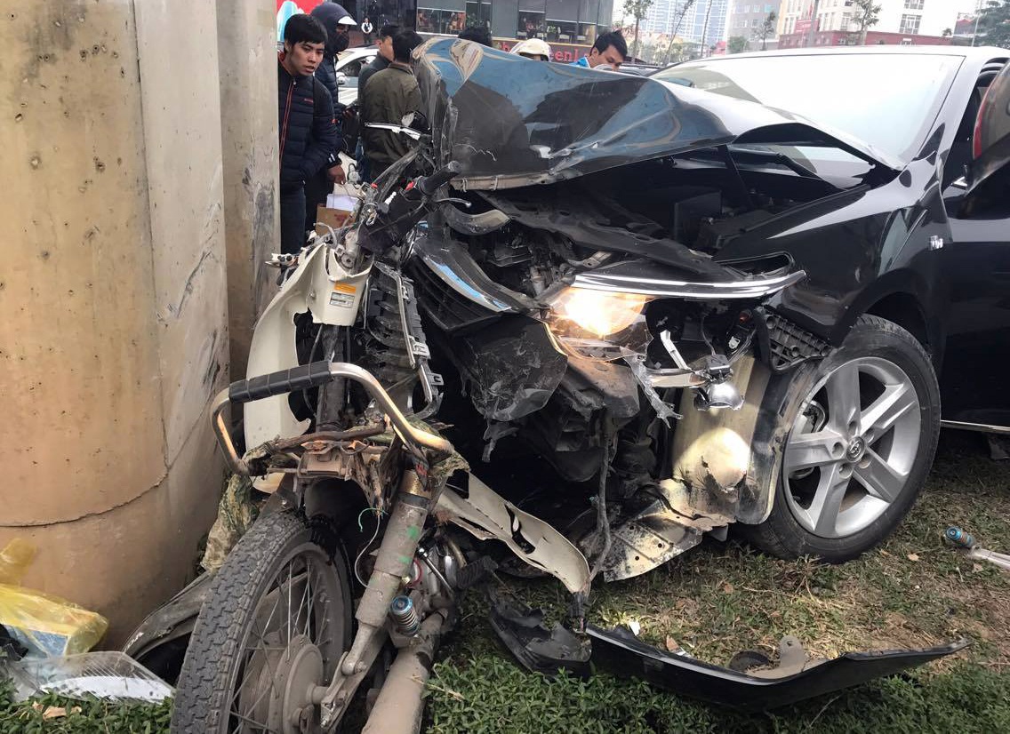 Xe Camry dam nat xe may duoi tru duong sat tren cao hinh anh