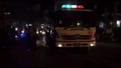 Canh sat cuu xuong chua quan tu trang chay dem Valentine hinh anh