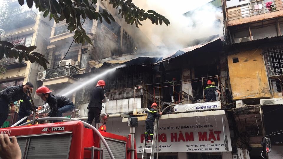 Cháy lớn trên phố cổ Hà Nội ảnh 2 Chay lon tren pho co Ha Noi anh 2