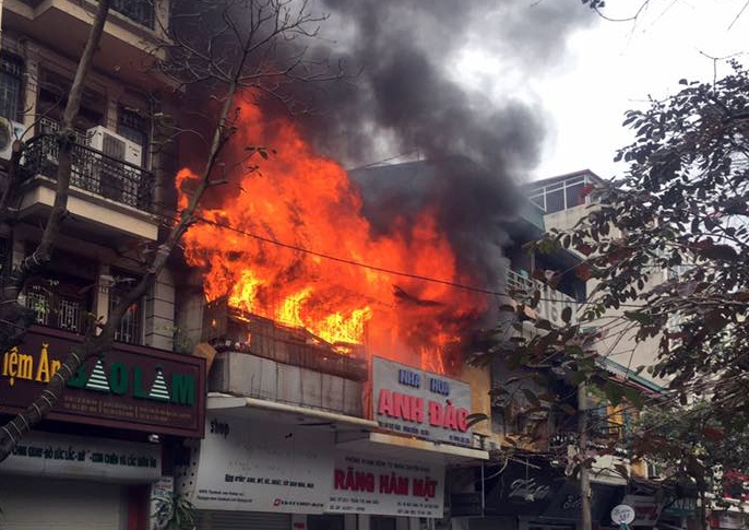 Cháy lớn trên phố cổ Hà Nội ảnh 1 Chay lon tren pho co Ha Noi anh 1