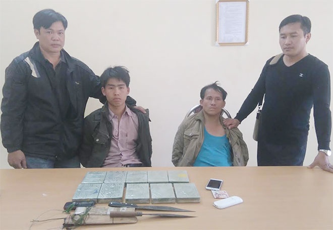 Hai ke 'om' 10 banh heroin dien cuong chong tra canh sat hinh anh