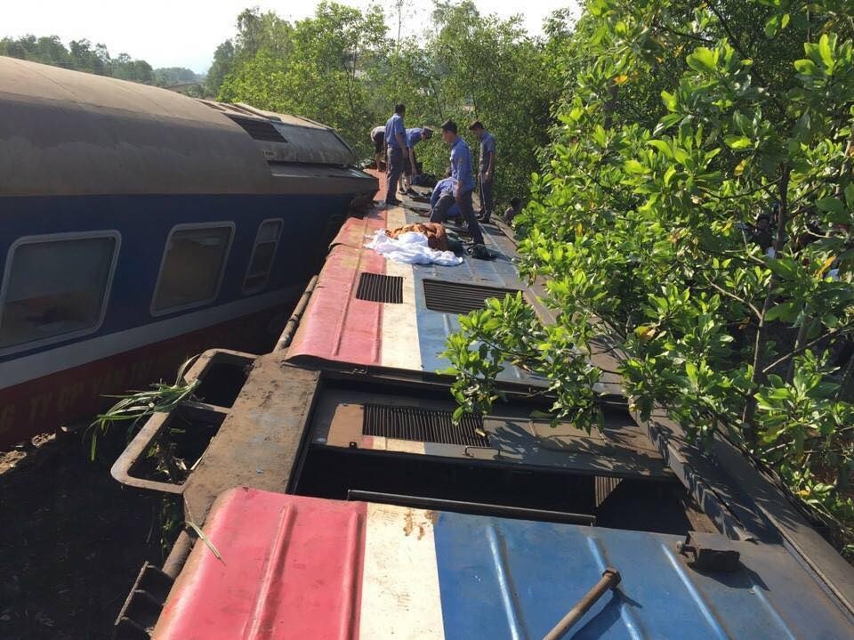 Hien truong vu tau hoa lat sau va cham voi xe tai o Hue hinh anh