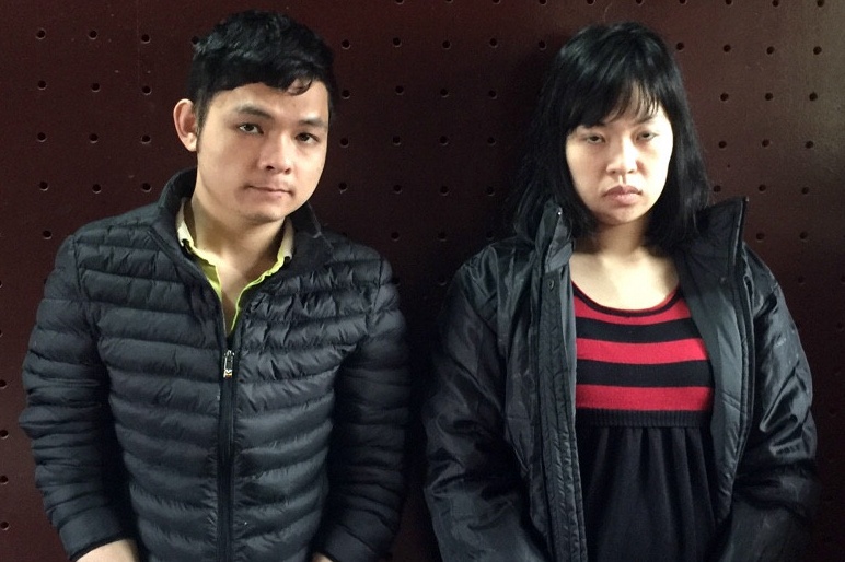 Cap tinh nhan buon ma tuy nem luu dan ve phia canh sat hinh anh