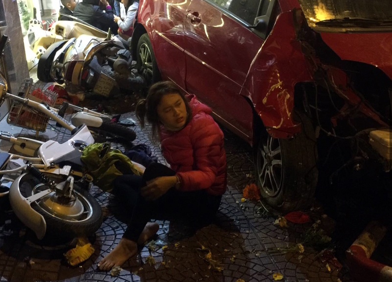 Clip hien truong vu oto dam lien hoan o Nguyen Van Cu hinh anh