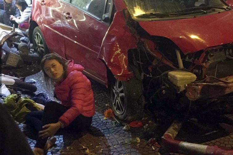 Hien truong vu oto tong hang loat xe may lam 6 nguoi bi thuong hinh anh