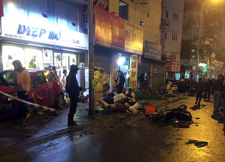 Oto dam hang loat xe may o Nguyen Van Cu anh 6