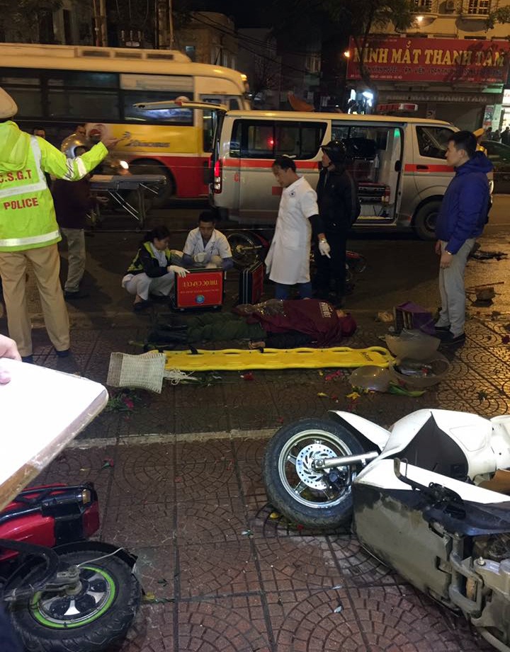 Oto dam hang loat xe may o Nguyen Van Cu anh 3