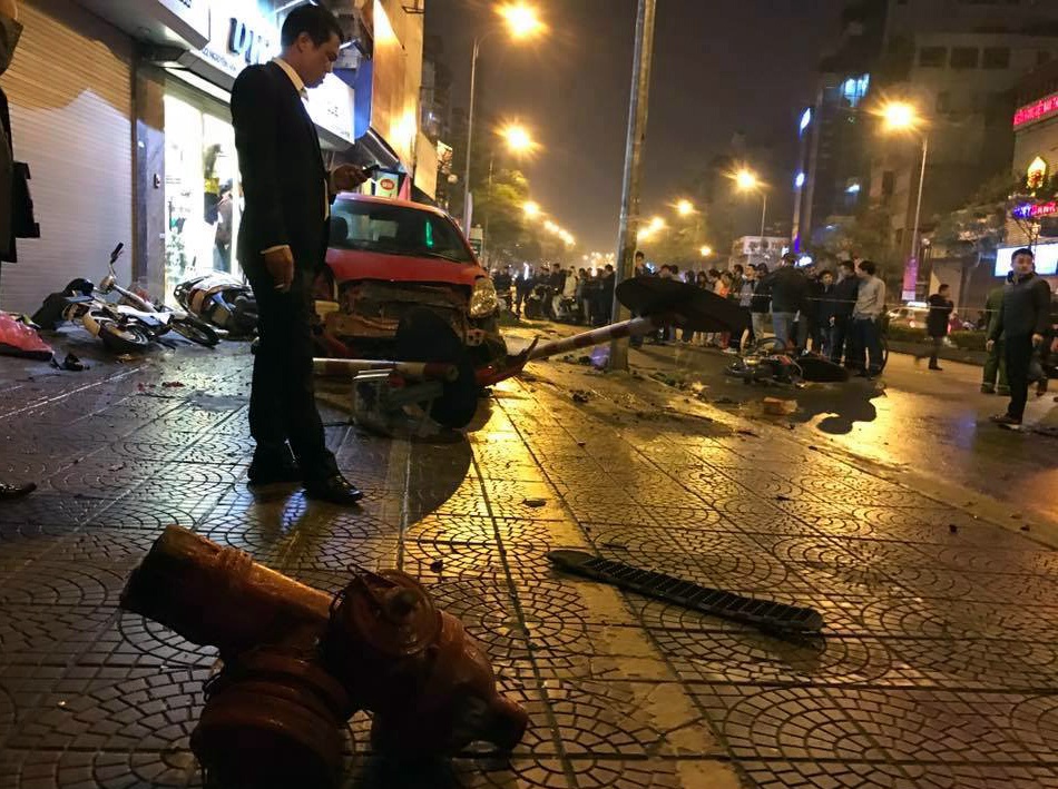 Oto dam hang loat xe may o Nguyen Van Cu anh 4