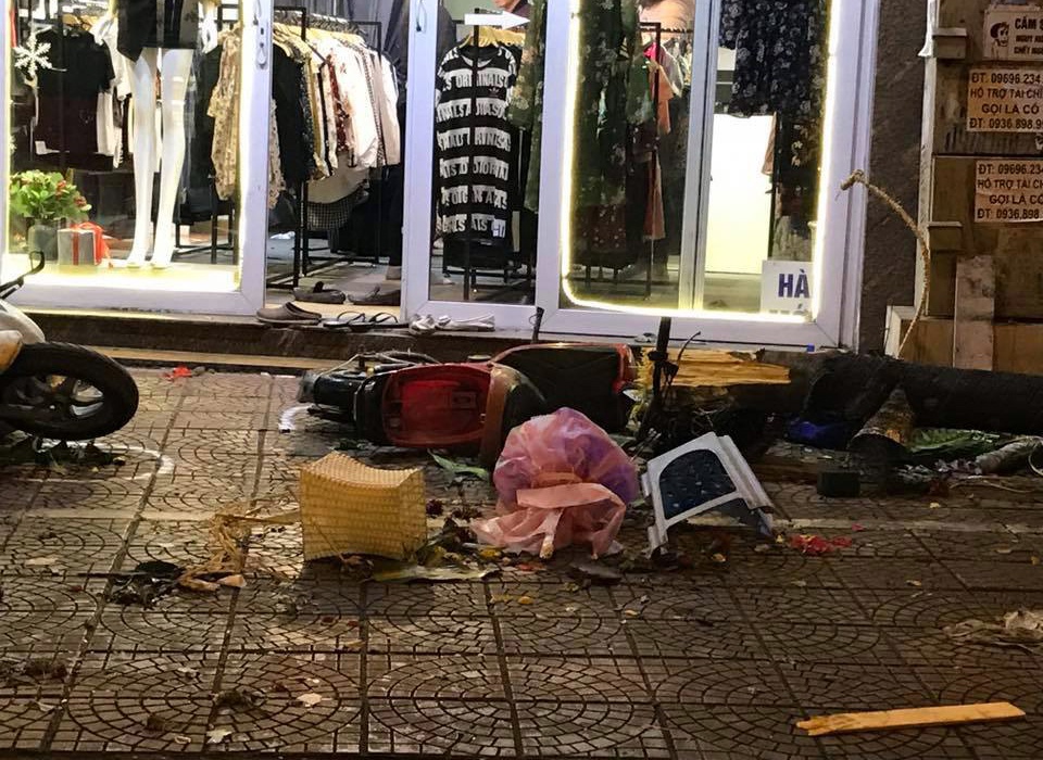 Oto dam hang loat xe may o Nguyen Van Cu anh 5