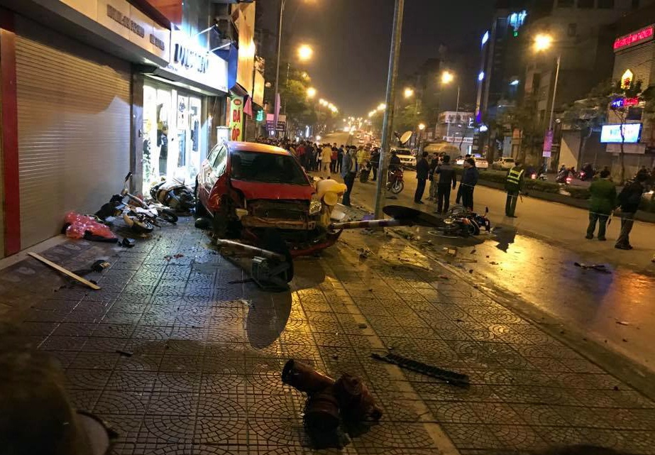 Oto dam hang loat xe may o Nguyen Van Cu anh 1