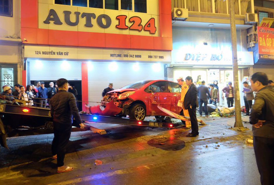 Oto dam hang loat xe may o Nguyen Van Cu anh 8