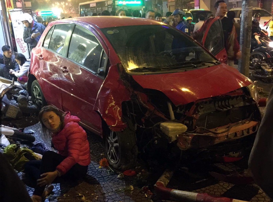 ôtô tông hàng loạt người nhập viện ảnh 2 oto tong hang loat nguoi nhap vien anh 2