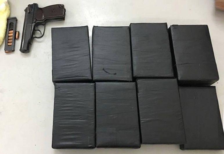 Bỏ ôtô trốn cảnh sát ảnh 2 Bo oto tron canh sat anh 2