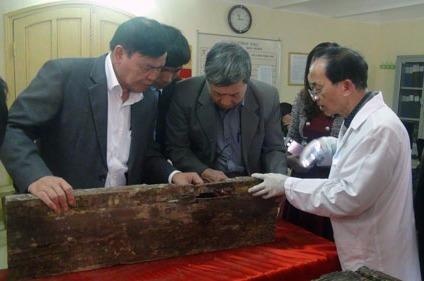 Dung chuyen tim thay mo Nguyen Binh Khiem hinh anh