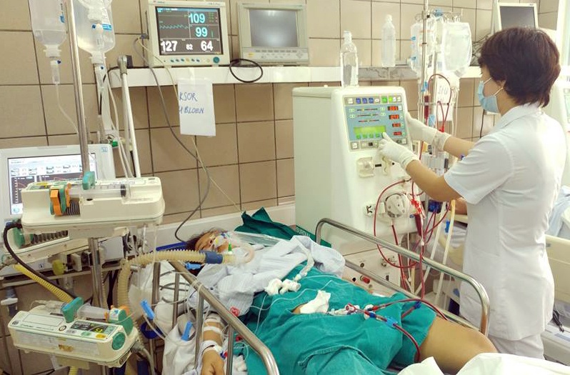Cong an Ha Noi khoi to vu 9 sinh vien ngo doc ruou hinh anh