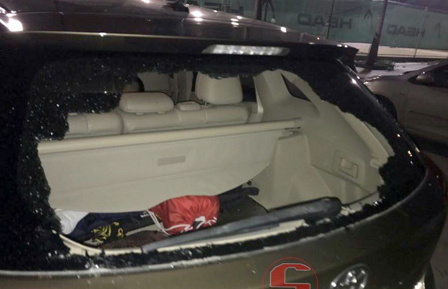 Nghi pham dap kinh xe hop trom do gan san tennis sa luoi hinh anh