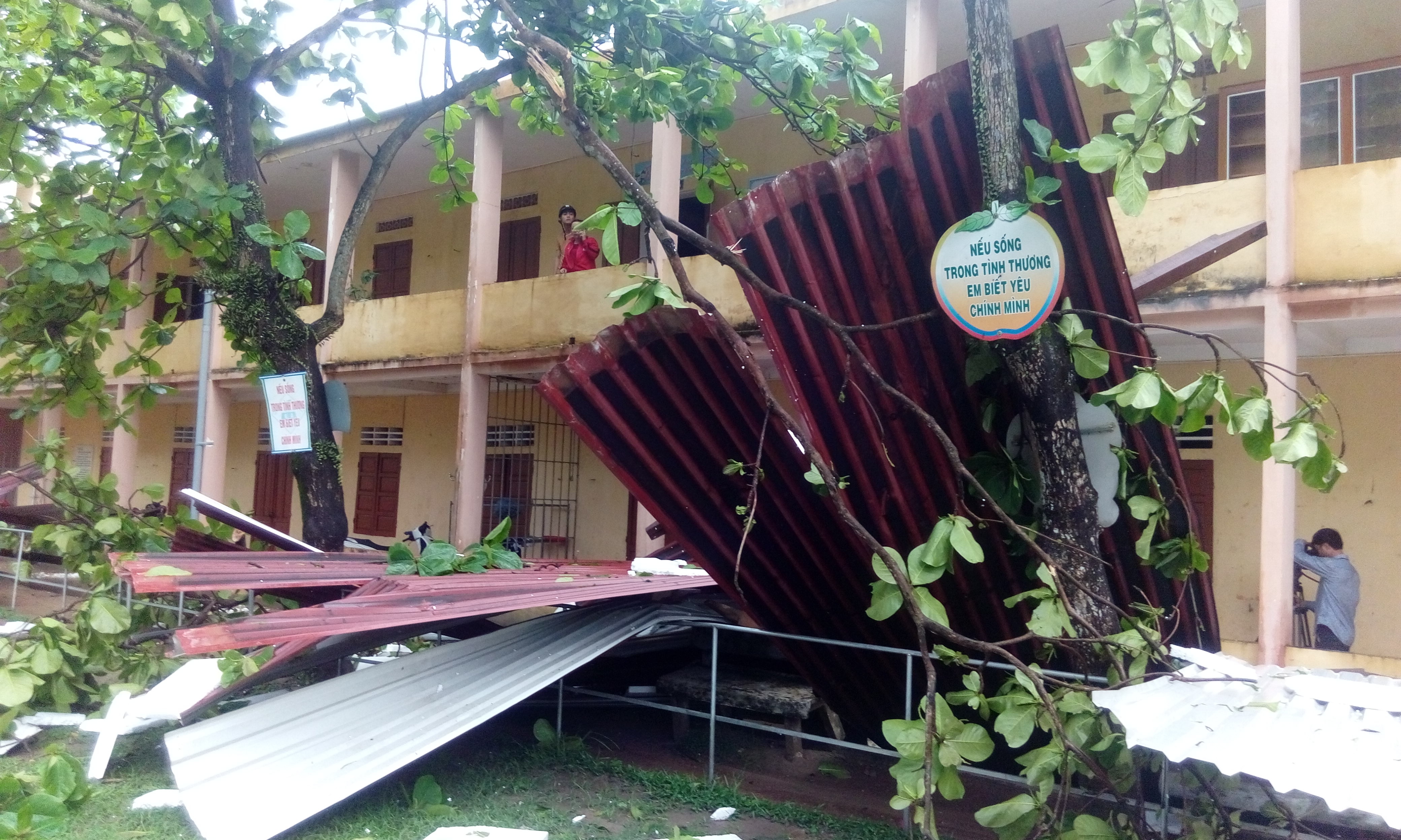 Co va tro cung thao chay khi loc xoay ap vao truong tieu hoc hinh anh