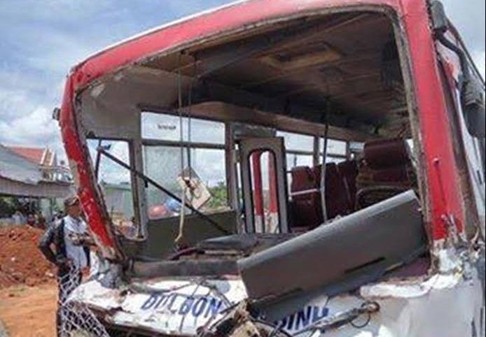 Xe dua don hoc sinh tong oto tai lam 3 nguoi chet hinh anh