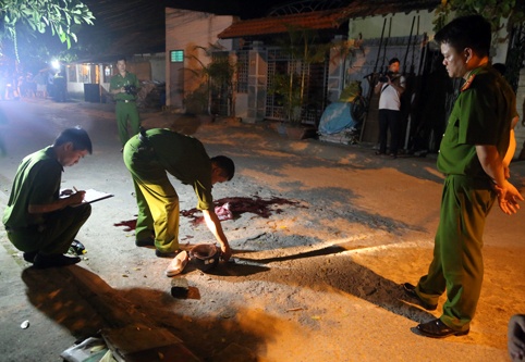 Hai nguoi tu vong trong cuoc hon chien ngoai canh dong hinh anh