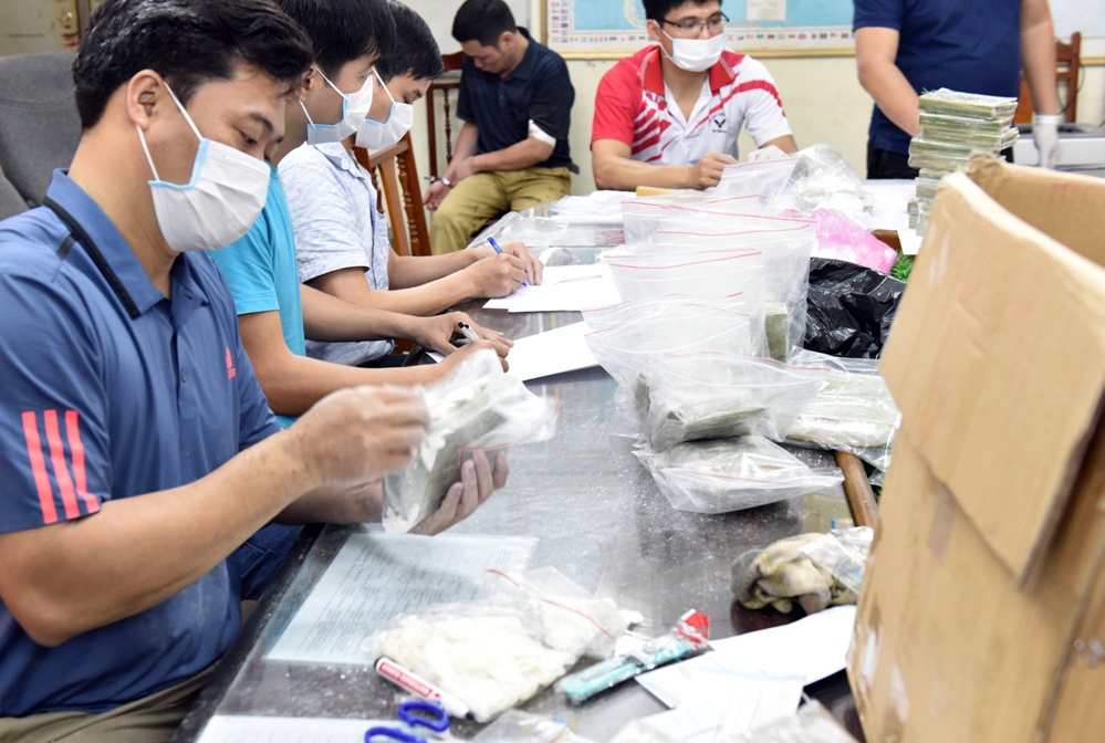 Fortuner cho 100 banh heroin tron canh sat anh 7