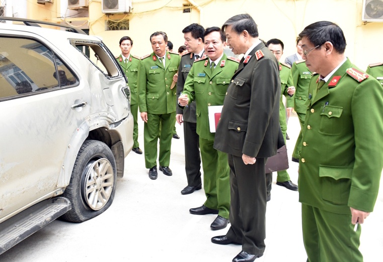 Fortuner cho 100 banh heroin tron canh sat anh 9