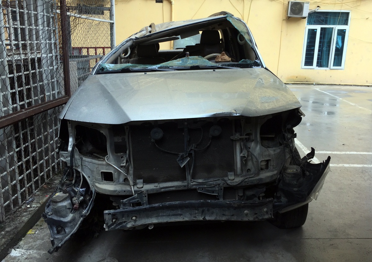 Xe Fortuner cho 100 banh heroin nat buom sau 20 km tron chay canh sat hinh anh