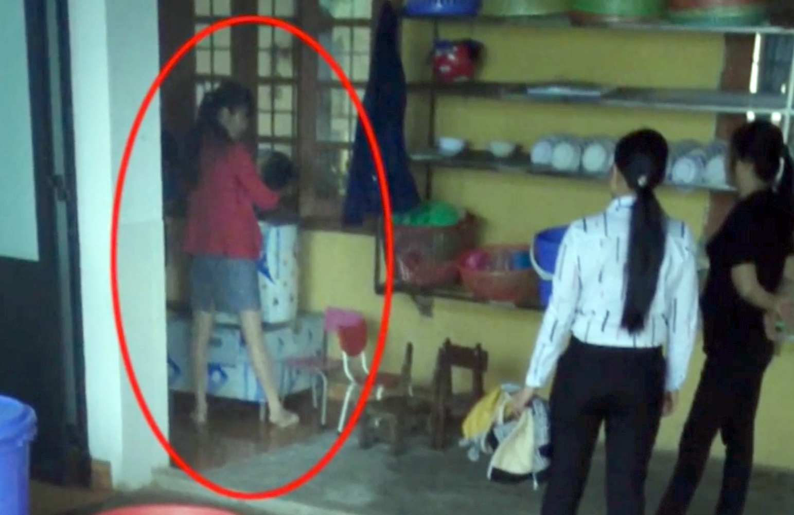 Cach chuc hieu truong mam non doa tha tre vao may vat long ga hinh anh