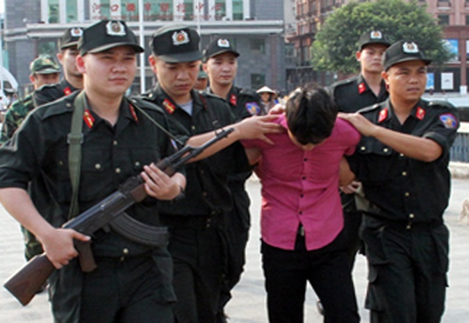 Canh sat no sung tieu diet nghi pham nguoi Viet hinh anh