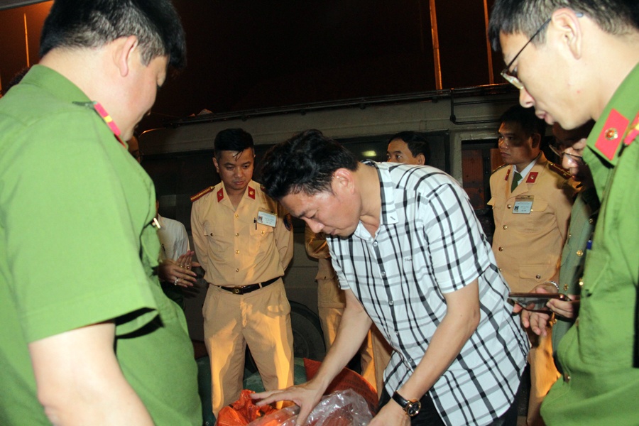 Xe khach cho gan mot tan thuoc no hinh anh