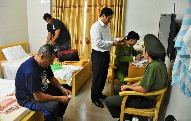 Chiêu đâm thủng lốp ôtô của các nhóm trộm ảnh 2 Chieu dam thung lop oto cua cac nhom trom anh 2
