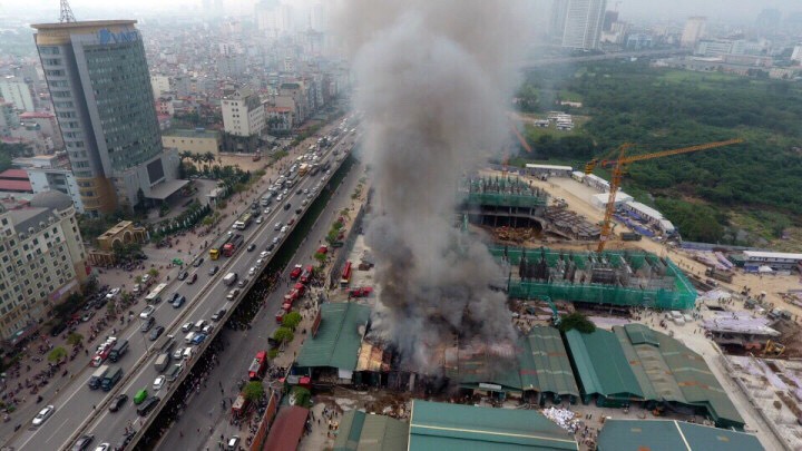 Hien truong vu chay nha xuong hang tram m2 gan Keangnam hinh anh