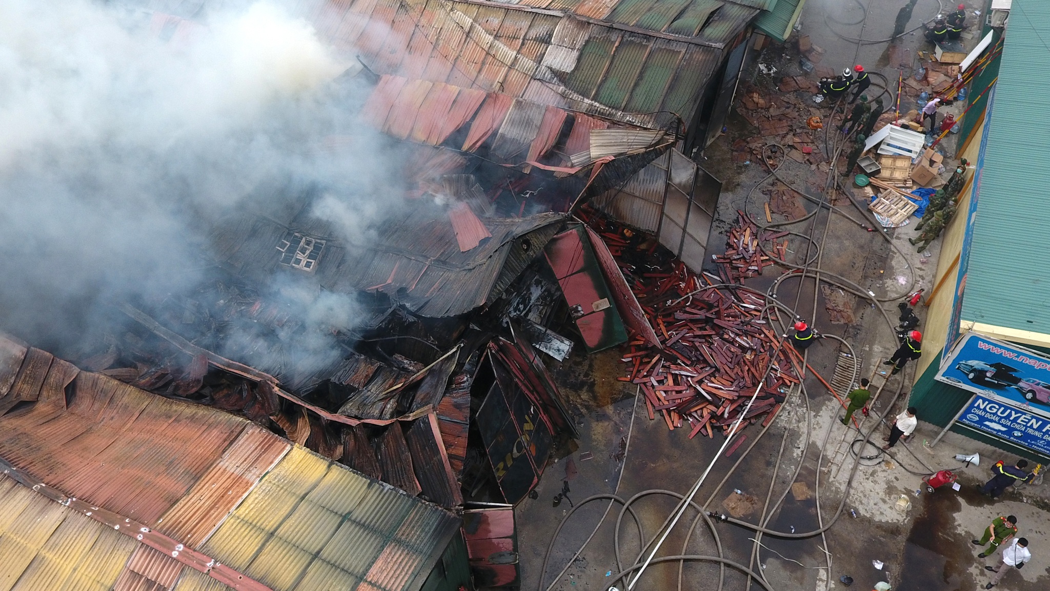 Cháy kho hàng gần Keangnam ảnh 4 Chay kho hang gan Keangnam anh 4