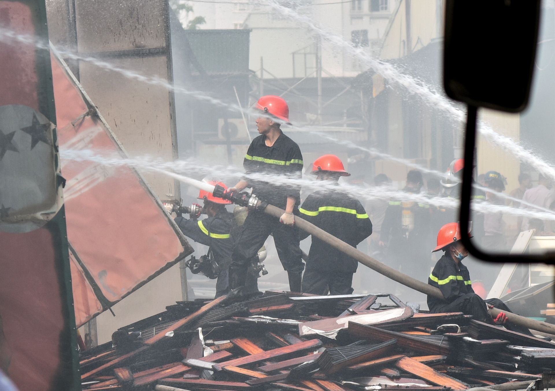 Cháy kho hàng gần Keangnam ảnh 9 Chay kho hang gan Keangnam anh 9