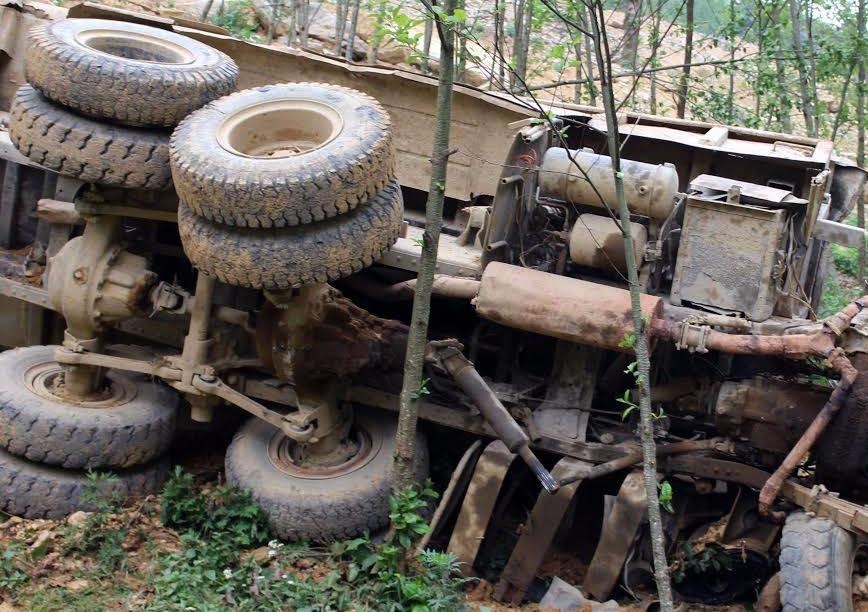 Hien truong vu xe tai cho 4 nguoi lao xuong vuc sau 100 m hinh anh