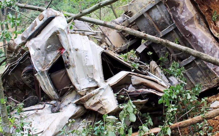 Hien truong vu xe tai lao xuong vuc sau 100 m lam 4 nguoi tu vong hinh anh