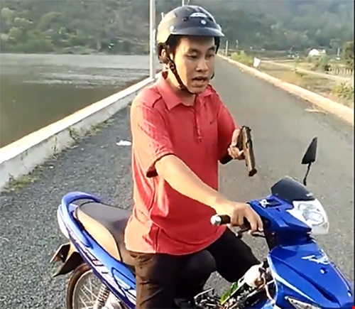 Dọa dân bằng súng nhựa ảnh 1 Doa dan bang sung nhua anh 1