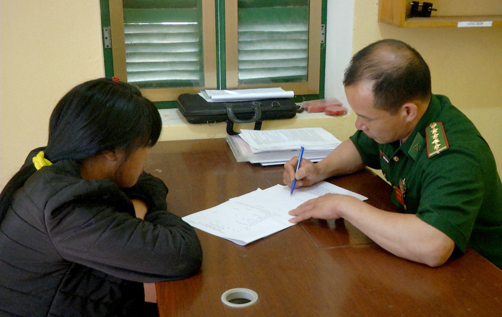 Cuu nu sinh lop 10 bi ban sang Trung Quoc hinh anh