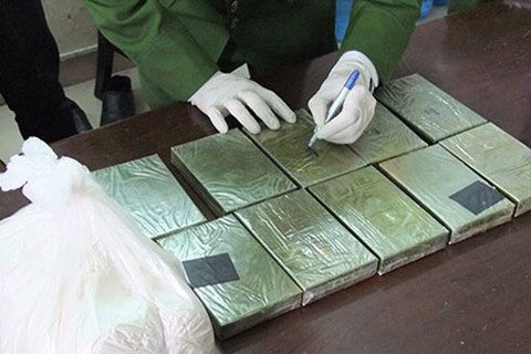 Canh sat bat ga trai mang 10 banh heroin di ban lay 1,5 ty dong hinh anh