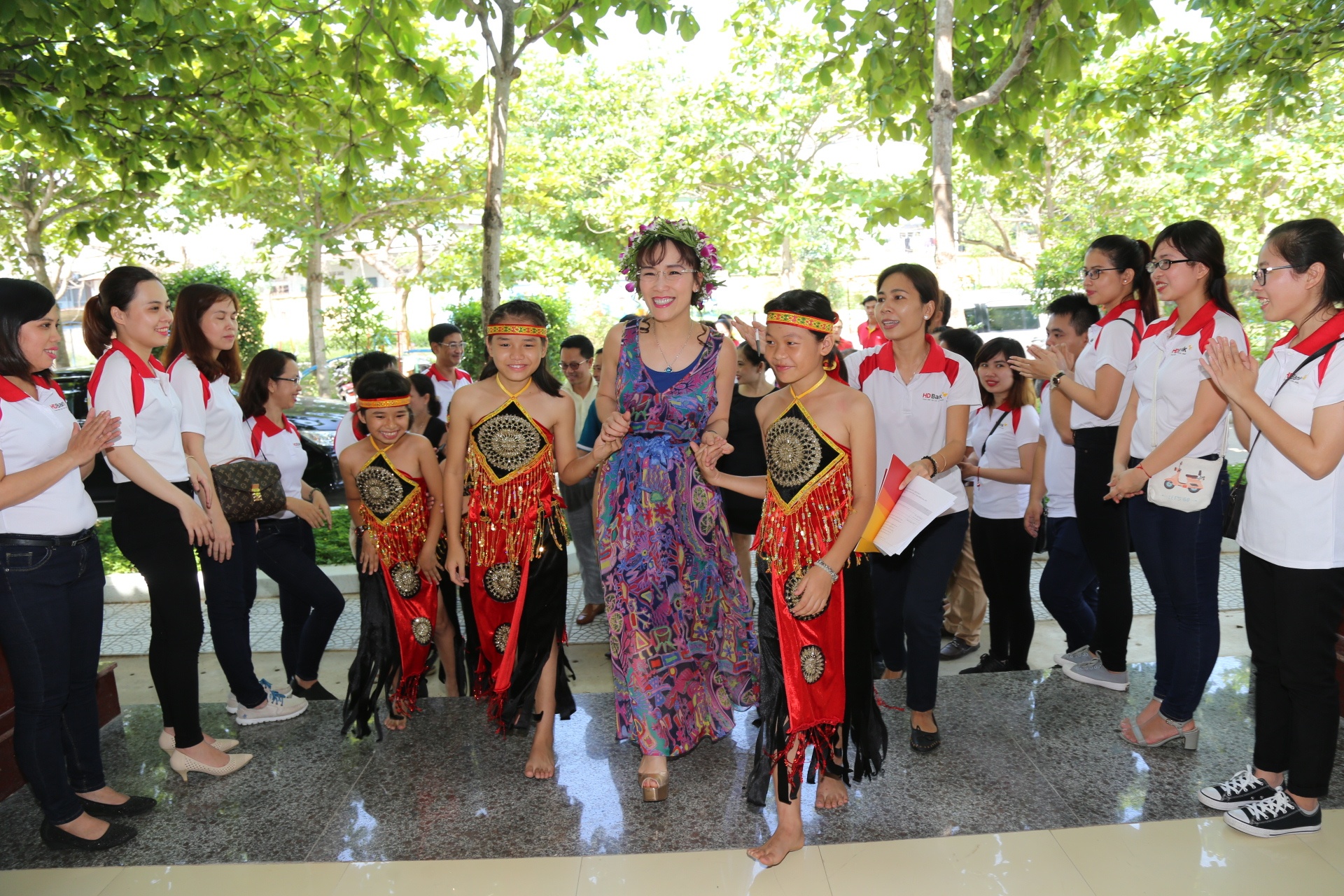 CEO Vietjet truyen cam hung cho tre em lang tre SOS anh 1