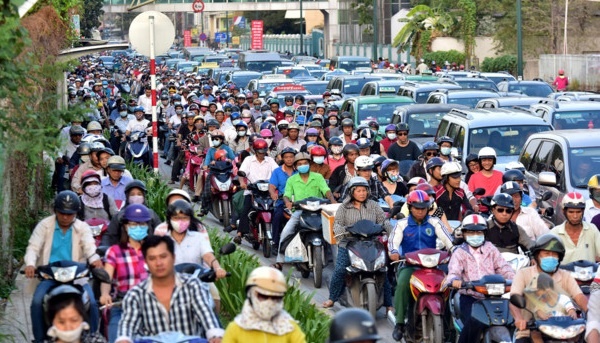 Hang tram xe may noi duoi nhau quay lai thu do hinh anh