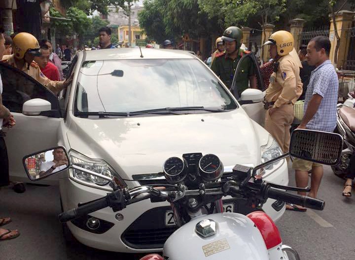 Kiều nữ Hải Dương lái ôtô chạy ngược chiều ảnh 1 Kieu nu Hai Duong lai oto chay nguoc chieu anh 1