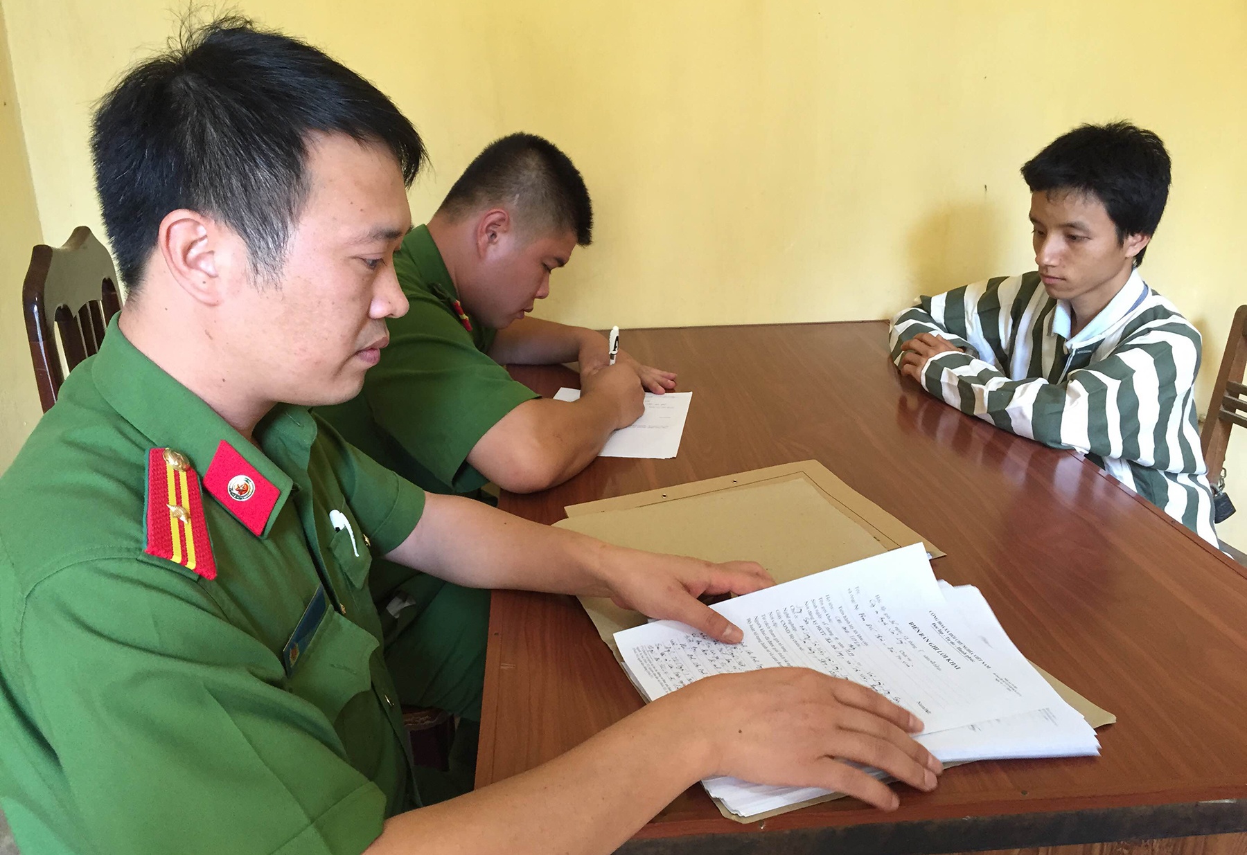 Khoi to chu ho hiep dam be gai 5 tuoi hinh anh